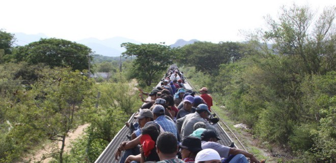 Migrantes viajan sobre "La Bestia", tren carguero que es utilizado para cruzar Mxico.